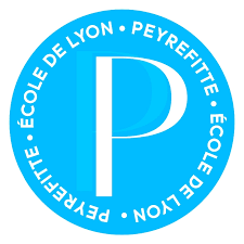 Emma Dumont, maquilleuse et coiffeuse professionnelle à Lyon en partenariat avec l'école Peyrefitte de Lyon