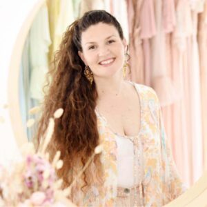 Emma Dumont, maquilleuse et coiffeuse professionnelle à Lyon en partenariat avec M. La romantique