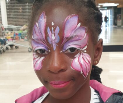 Emma Dumont, maquilleuse et coiffeuse professionnelle événementiel à Lyon, pour les animations maquillages enfants de vos évènements professionnels
