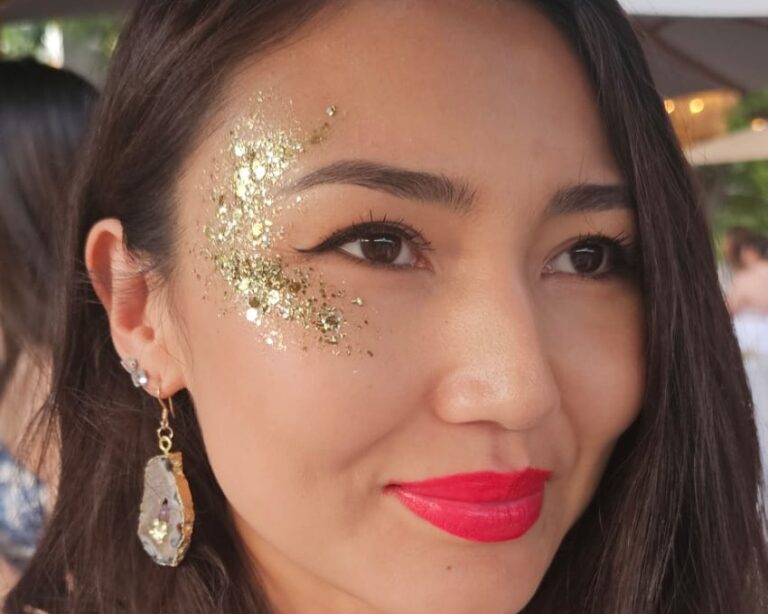Emma Dumont, maquilleuse et coiffeuse professionnelle à Lyon, pour les animations paillettes de particuliers