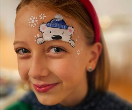 Emma Dumont, maquilleuse et coiffeuse professionnelle à Lyon, pour les animations maquillage enfants de particuliers