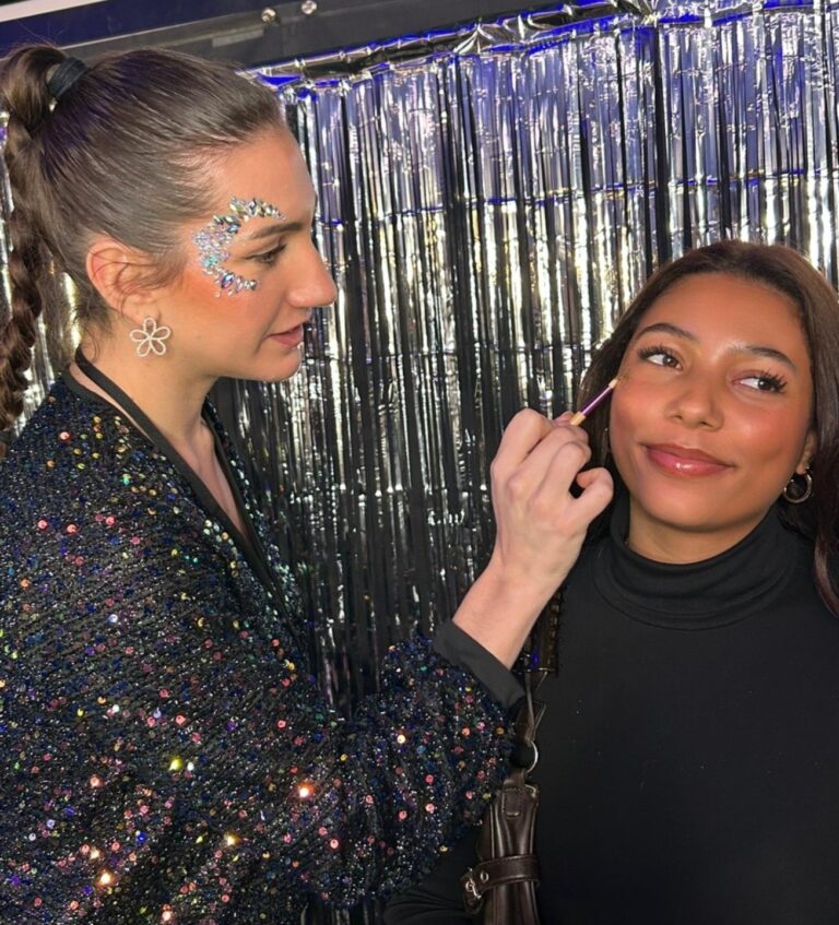 Emma Dumont, maquilleuse et coiffeuse professionnelle événementiel à Lyon, pour les animations paillettes de vos évènements professionnels