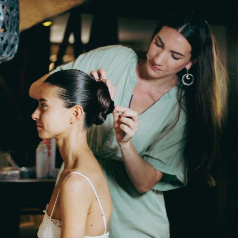 Emma Dumont, maquilleuse professionnelle à Lyon, en pleine prestation