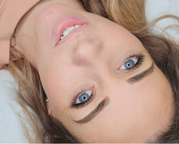 Maquillage permanent des sourcils à Lyon par Emma Dumont, experte Em’maquillage