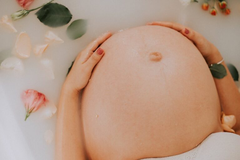 Emma Dumont, maquilleuse et coiffeuse professionnelle à Lyon, pour le belly painting de particuliers