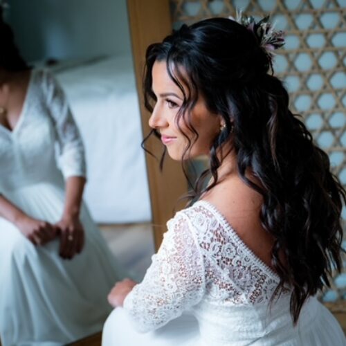 Emma Dumont, maquilleuse et coiffeuse professionnelle à Lyon, pour les mariages de particuliers Emma Dumont, maquilleuse et coiffeuse professionnelle à Lyon, pour les mariages de particuliers